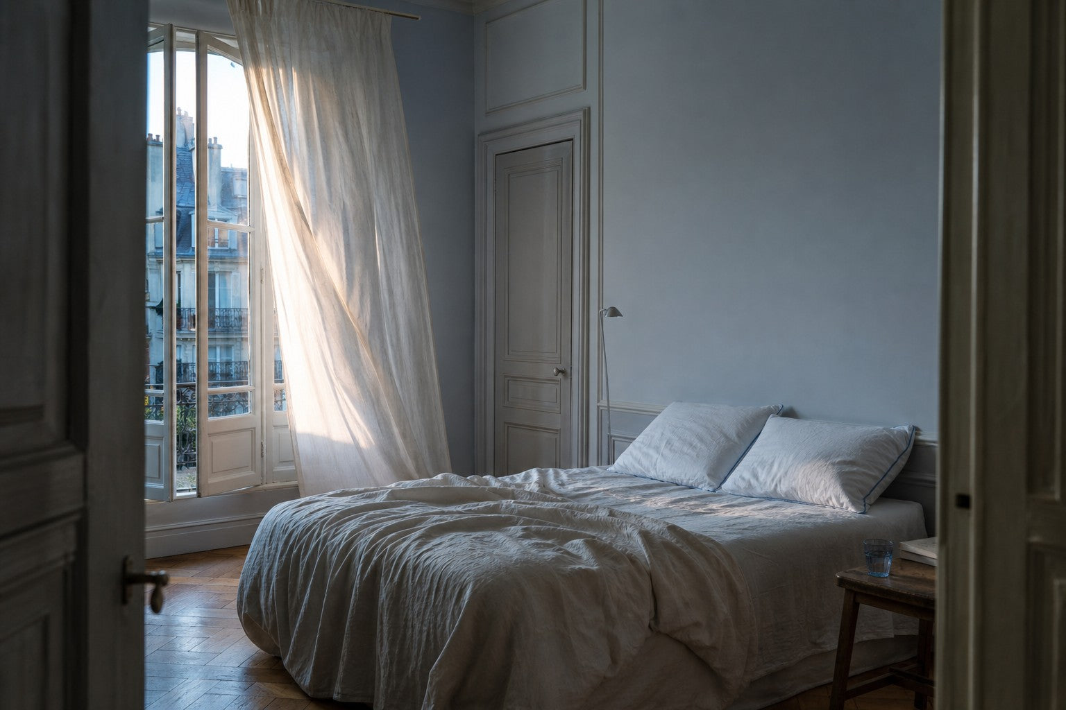 Matin d’été lumineux dans une chambre avec l’oreiller Verso