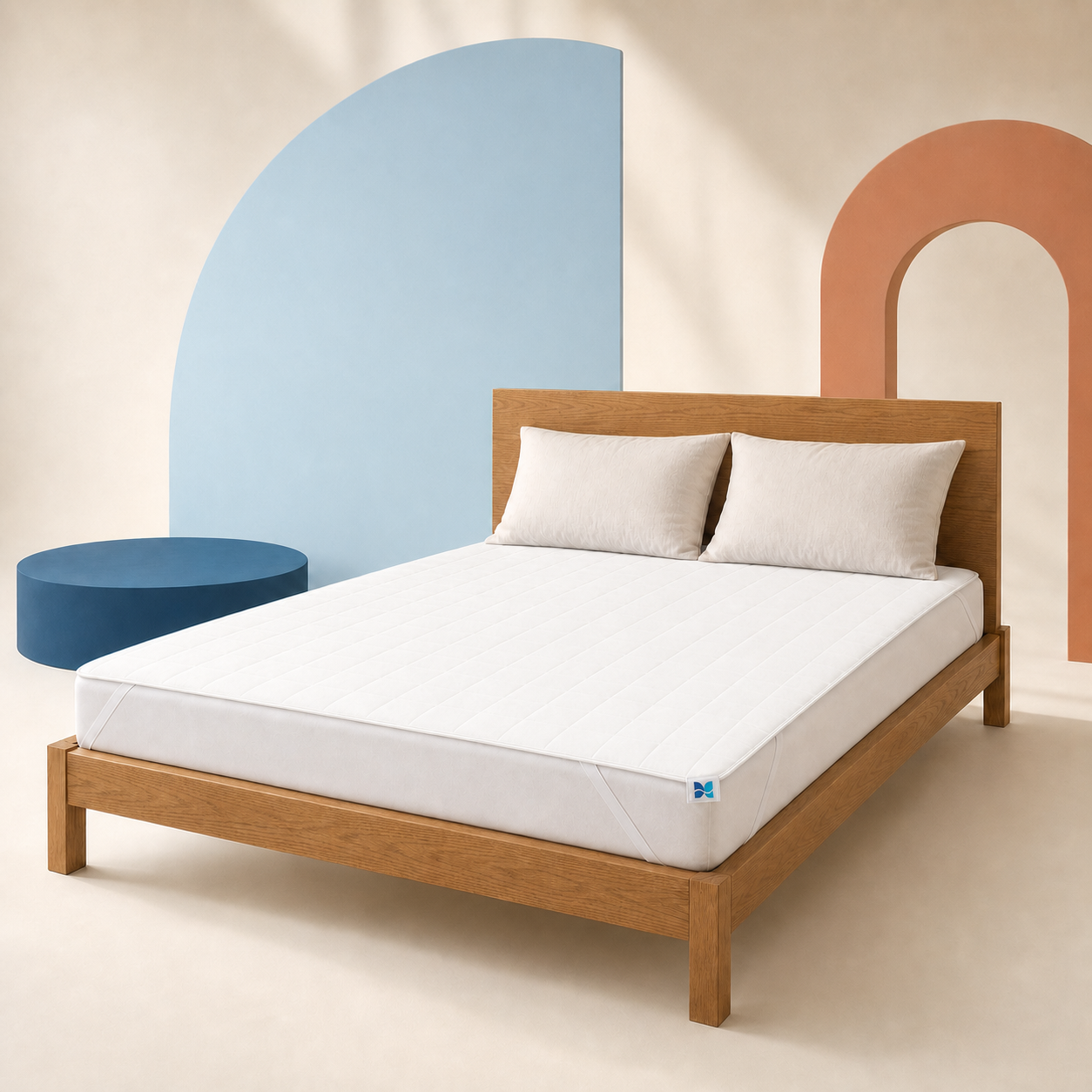 Protège-matelas installé sur le lit — Blanc