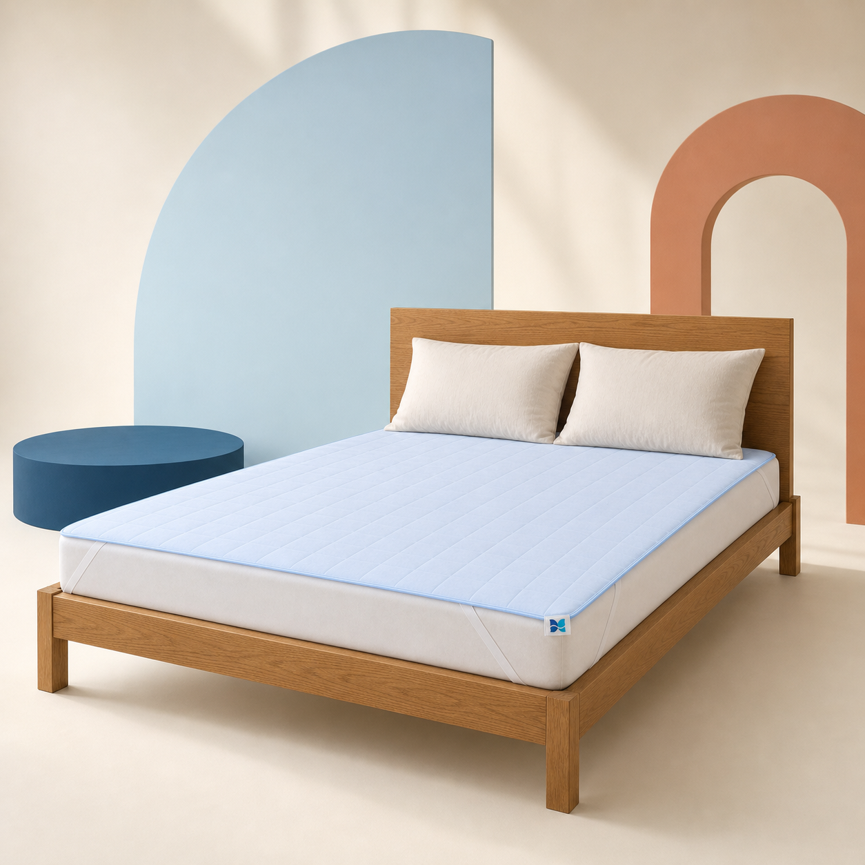 Protège-matelas installé sur le lit — Bleu ciel