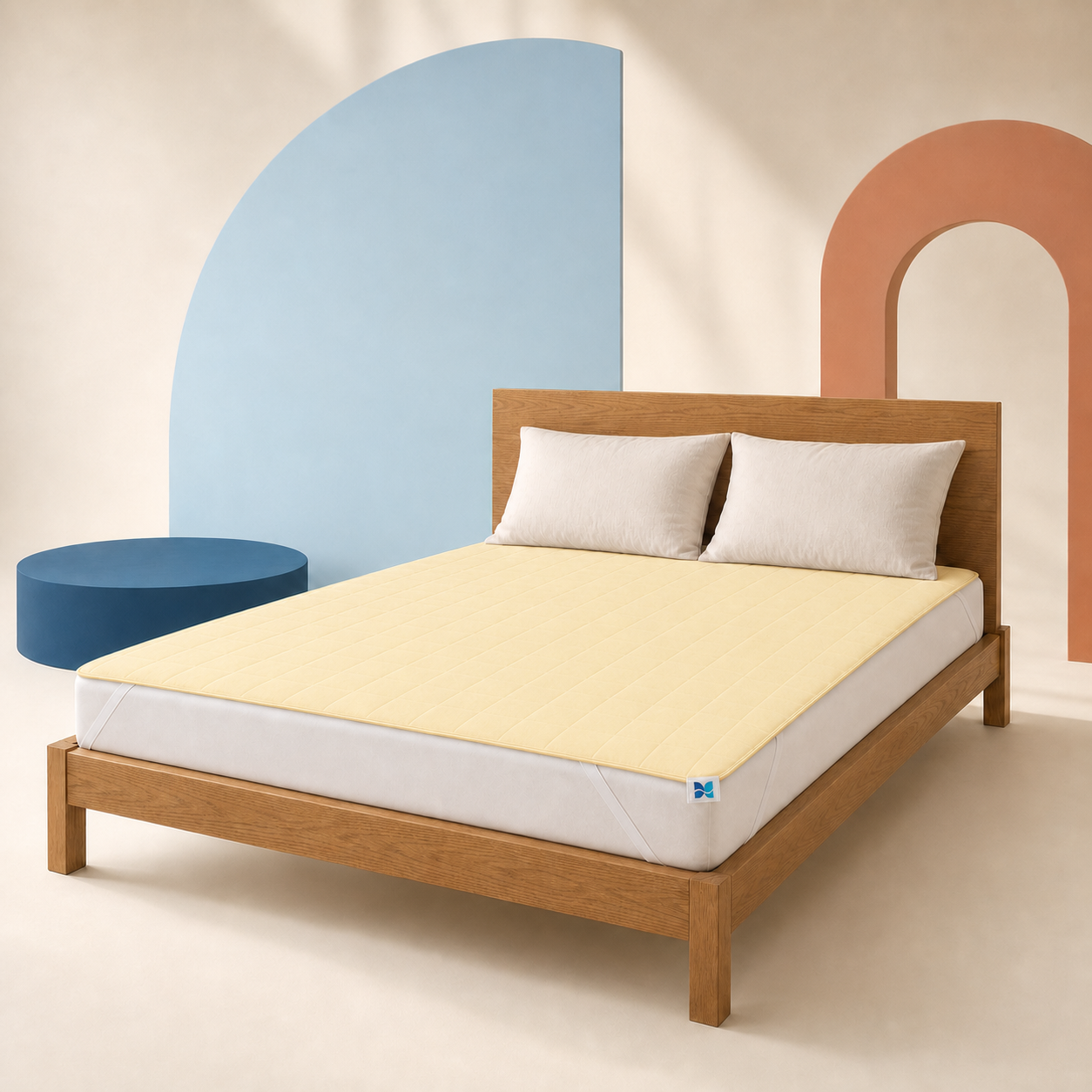 Protège-matelas installé sur le lit — Jaune pâle