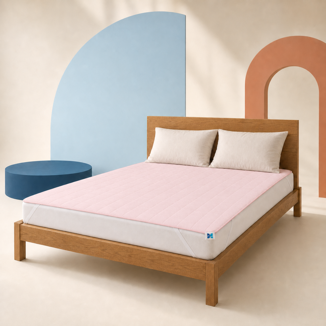 Protège-matelas installé sur le lit — Rose poudré