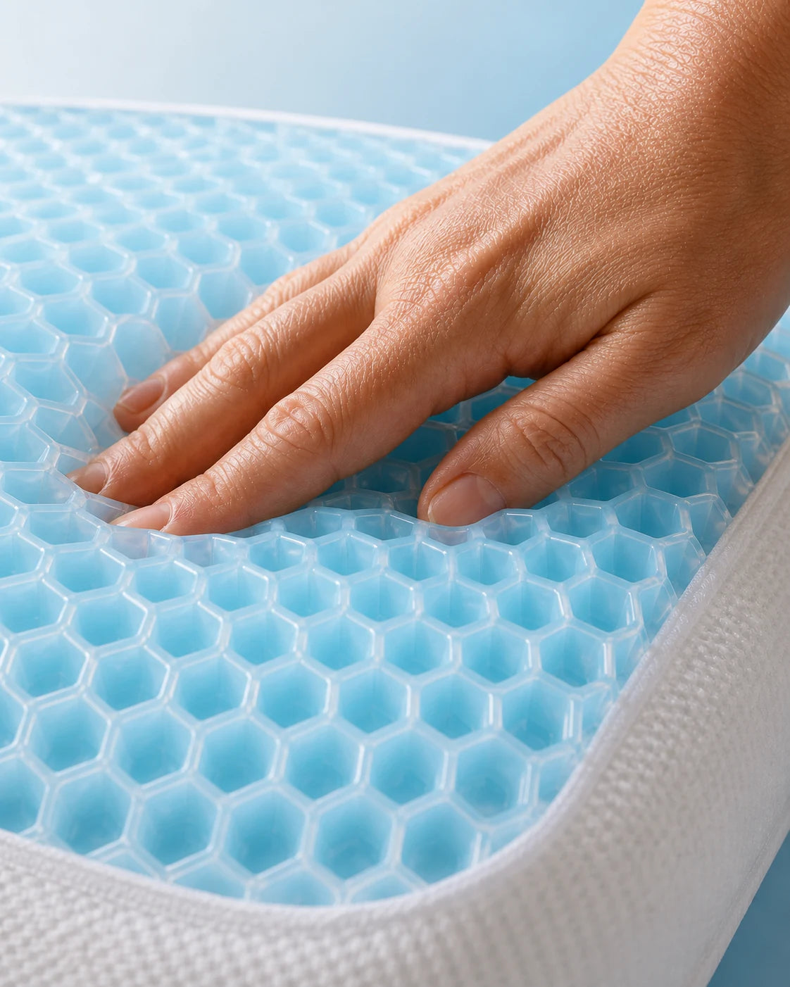 Main pressant les alvéoles de gel bleu de l oreiller Verso